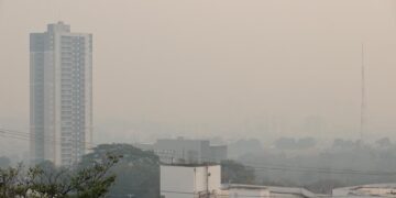 Frente fria “empurra” fumaça de incêndio de MS para Mato Grosso