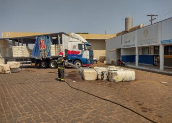 Corpo de Bombeiros apaga incêndio em fardos de algodão em Campo Verde