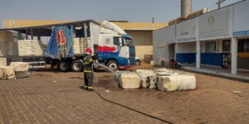 Corpo de Bombeiros apaga incêndio em fardos de algodão em Campo Verde