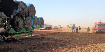 Bombeiros extinguem incêndio em reboque carregado de algodão na BR-070