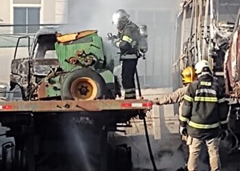 Bombeiros extinguem incêndio em veículos abandonados em Cuiabá