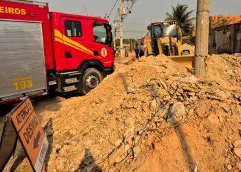Bombeiros resgatam corpos de trabalhadores soterrados em Cuiabá; um foi a óbito