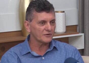 ATAQUE COVARDE: Candidato a Prefeito pratica violência psicológica contra mulher nordestina candidata a vereadora em pleno processo eleitoral. Filhos e netos da mulher choram presenciando o ataque. Veja o vídeo: