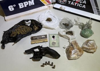 Homem é preso em flagrante com diversas porções de drogas, arma e munições