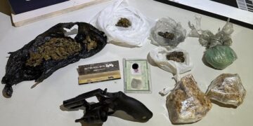 Homem é preso em flagrante com diversas porções de drogas, arma e munições