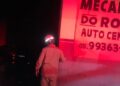 Corpo de Bombeiros combate incêndio em oficina mecânica em Santo Antônio de Leverger