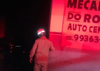 Corpo de Bombeiros combate incêndio em oficina mecânica em Santo Antônio de Leverger