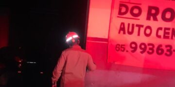 Corpo de Bombeiros combate incêndio em oficina mecânica em Santo Antônio de Leverger