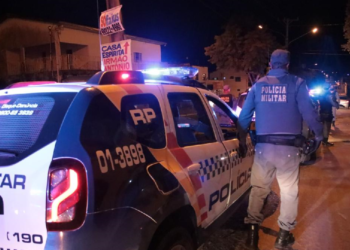 Homem é preso pela PM após enforcar mulher e agredir filha de cinco anos