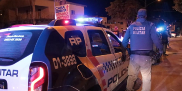 Homem é preso pela PM após enforcar mulher e agredir filha de cinco anos