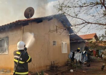 Corpo de Bombeiros combate incêndio em residência em Poconé