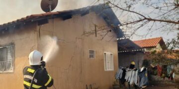 Corpo de Bombeiros combate incêndio em residência em Poconé