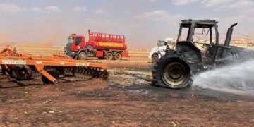 Bombeiros fazem vistoria em área de vegetação de fazenda após incêndio