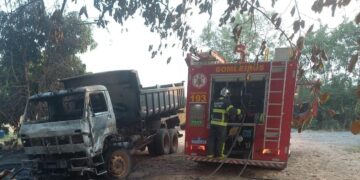 Bombeiros combatem incêndio em caminhão caçamba
