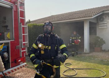 Corpo de Bombeiros combate incêndio e resgata dois gatos em casa de kitnet que pegou fogo