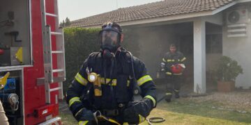 Corpo de Bombeiros combate incêndio e resgata dois gatos em casa de kitnet que pegou fogo