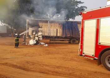 Bombeiros combatem incêndio em carreta carregada com algodão na BR-364
