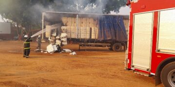 Bombeiros combatem incêndio em carreta carregada com algodão na BR-364