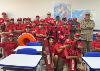 CBM realiza palestra sobre prevenção de afogamento para alunos de projeto social