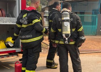 Corpo de Bombeiros extingue incêndio que destruiu edificação; imóvel é interditado