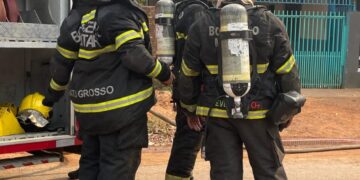 Corpo de Bombeiros extingue incêndio que destruiu edificação; imóvel é interditado