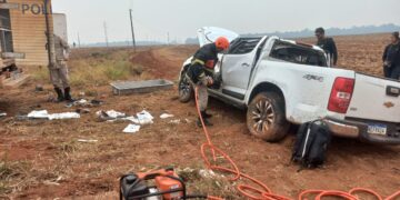 Corpo de Bombeiros resgata vítimas após veículo capotar na MT-170
