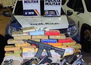Polícia Militar desarticula quadrilha e apreende fuzil, pistolas e 34 tabletes de drogas