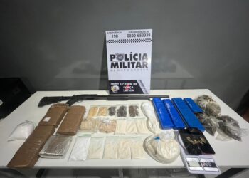 Força Tática prende dois homens e apreende adolescentes com drogas e arma de fogo