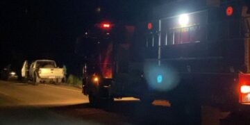 Bombeiros militares fazem rescaldo em caminhonete que pegou fogo