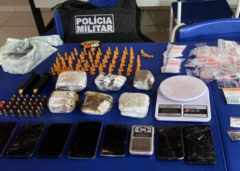 PM prende suspeito por tráfico e apreende porções de drogas e munições