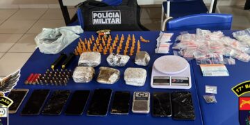 PM prende suspeito por tráfico e apreende porções de drogas e munições