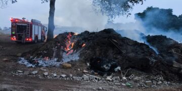 Corpo de Bombeiros combate incêndio em aterro em Primavera do Leste