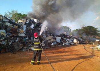 Corpo de Bombeiros combate incêndio em empresa de reciclagem