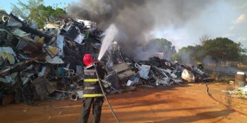 Corpo de Bombeiros combate incêndio em empresa de reciclagem
