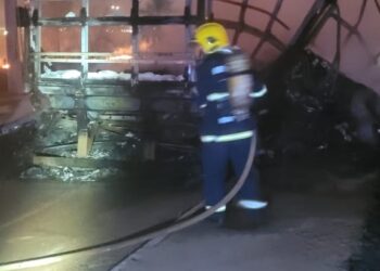 Bombeiros combatem incêndio em carreta bitrem em Rondonópolis