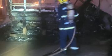 Bombeiros combatem incêndio em carreta bitrem em Rondonópolis