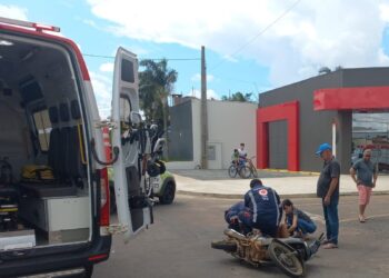 Bombeiros militares atendem vítima após acidente de trânsito envolvendo moto e carro