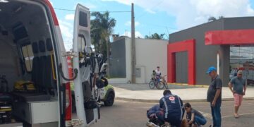 Bombeiros militares atendem vítima após acidente de trânsito envolvendo moto e carro