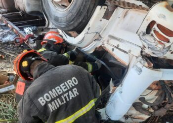 Bombeiros retiram corpos de vítimas que ficaram presas às ferragens em acidente na BR-158
