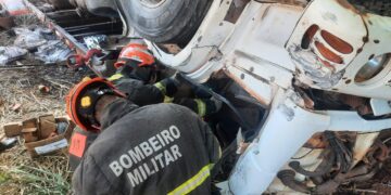 Bombeiros retiram corpos de vítimas que ficaram presas às ferragens em acidente na BR-158
