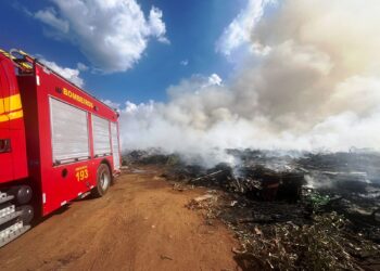 Corpo de Bombeiros combate incêndio de grandes proporções em aterro sanitário