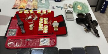 Polícia Militar prende dois homens e apreende drogas e arma de fogo