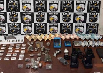 PM recupera veículo roubado e detém seis pessoas por organização criminosa e tráfico de drogas