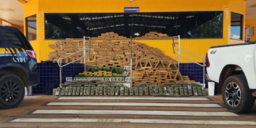 Gefron e PRF apreendem 660 quilos de entorpecentes e recuperam caminhonete furtada