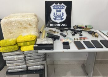 Polícia Civil prende criminosos com 18 tabletes de drogas e quatro armas de fogo