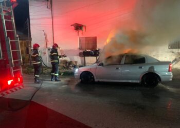 Bombeiros combatem incêndio em carro que pegou fogo em avenida em Primavera do Leste