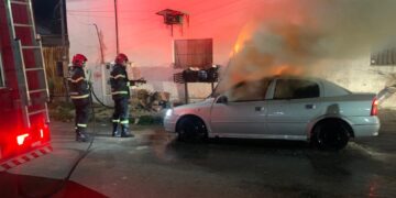 Bombeiros combatem incêndio em carro que pegou fogo em avenida em Primavera do Leste