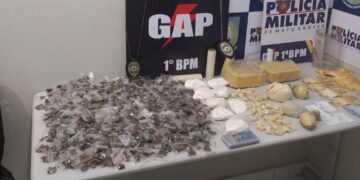 PM apreende 951 porções de entorpecentes e prende homem por tráfico de drogas