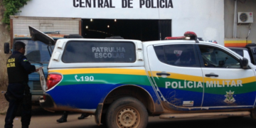 Homem persegue esposa com facão após vítima voltar de festa familiar em RO