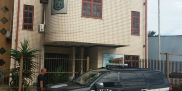 Dois jovens e um adolescente são detidos após roubo em mercantil e fuga em carro